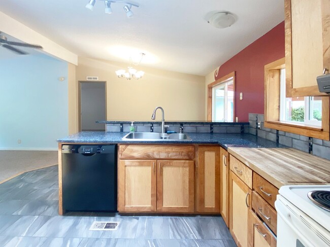 Building Photo - Rare Find!  Beautiful home and 5 Acre Hobb...
