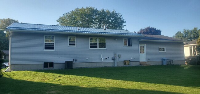 Building Photo - 2035 Ridgeway Rd