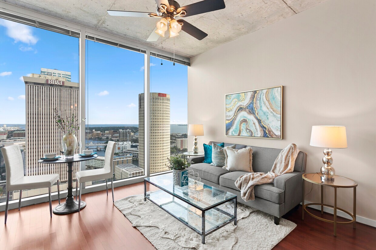 Foto principal - 777 N Ashley Dr