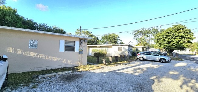 Building Photo - 1715 NW 8th Ct