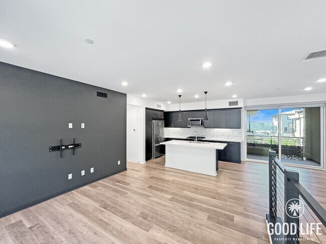 Foto del edificio - Beautiful 3BD/3BA w/ A/C, In-Unit Laundry, and Attached Garage in Mission Valley!