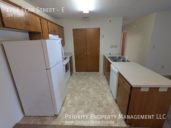 Building Photo - 1756 Pear St