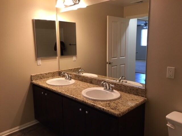Foto del edificio - 203 Village Commons Blvd