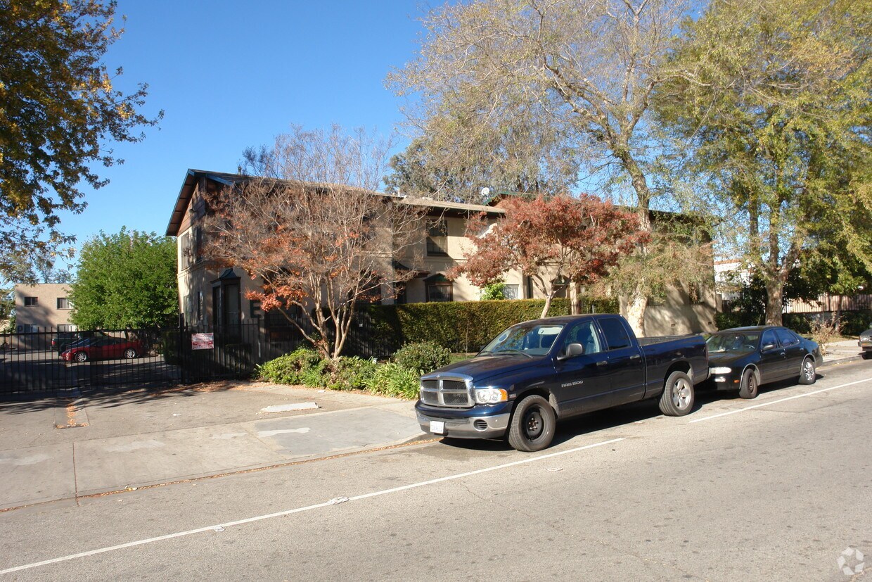 Foto del edificio - 9215 Wakefield Ave