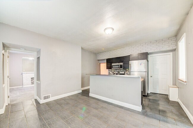 Foto del edificio - AVAILABLE AUGUST 2026 - Luxury 3 Bedroom Home w/ GARAGE Off-Street Parking!