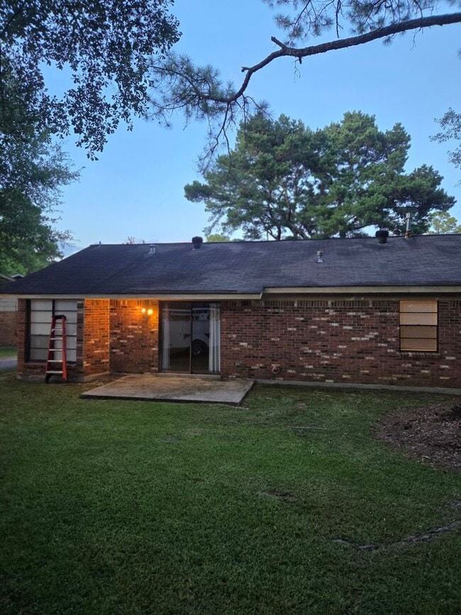 Building Photo - 3/2 in Claremont Subdivision