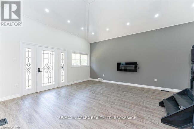 Building Photo - 25 Meadowvale Dr