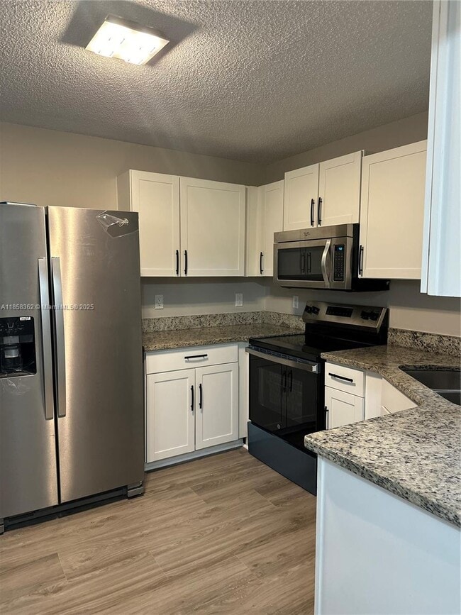 Building Photo - 3200 Sabal Palms Ct
