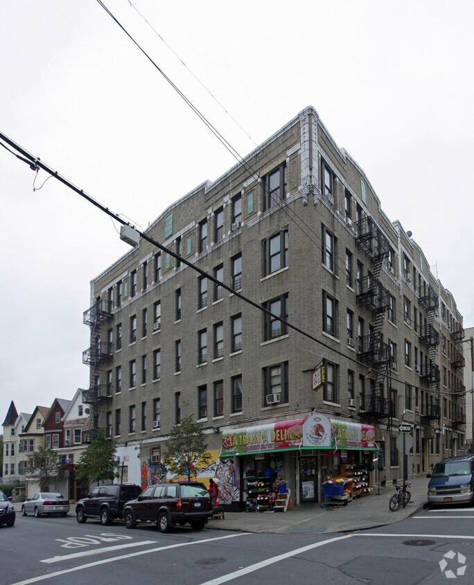 Primary Photo - 2804 Bainbridge Ave