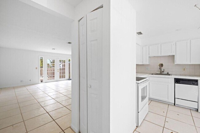 Building Photo - 217 Old English Dr