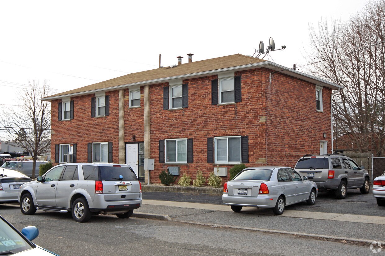 Building Photo - 2420 Bennett Ave