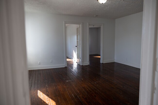 Sala de estar con vista a los dormitorios 1 y 2 - 175 Gillette Ave