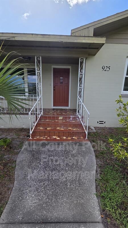 Foto del edificio - 925 Sikes Blvd