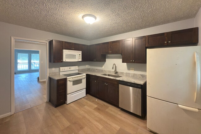 Building Photo - 1496 Springwood Dr SE