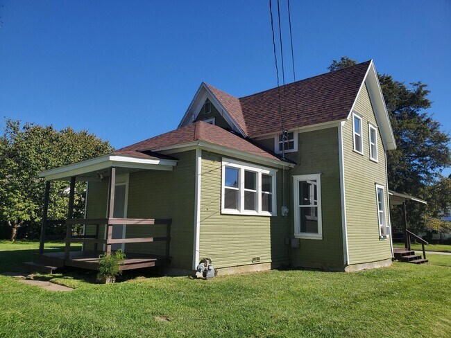 Building Photo - 901 N Rogers Ave