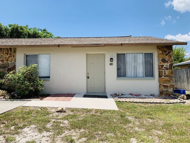 2/1 Duplex in San Carlos Park Apartment for Rent in Fort