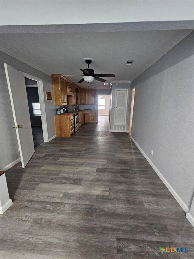 Foto del edificio - 703 Rev R A Abercrombie Dr