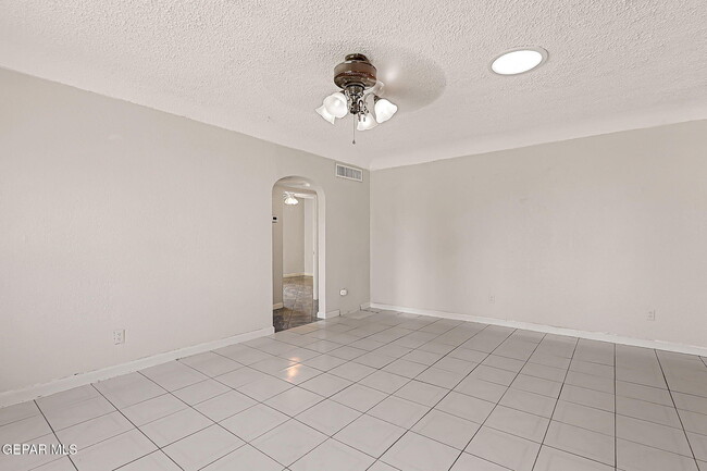 Building Photo - 115 Miller Cir