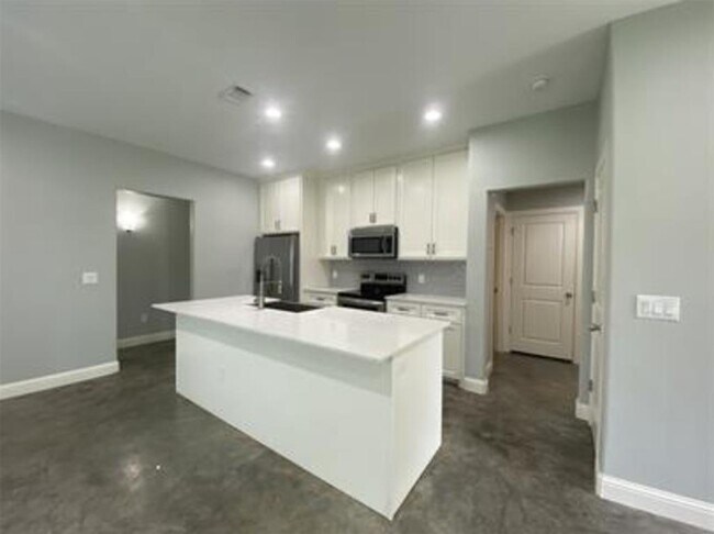 Foto del edificio - 1004 S Armstrong Ave