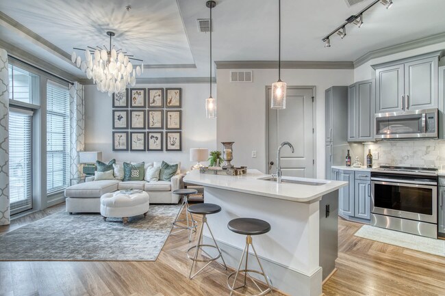Nuestras cocinas inspiradas por chefs cuentan con electrodomésticos de acero inoxidable y encimeras de cuarzo y granito - Windsor Chastain