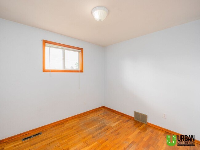 Foto del edificio - 3 Bedrooms | 1 Bathroom | 2,168 Sq. Ft. | Attached Garage | Large Yard