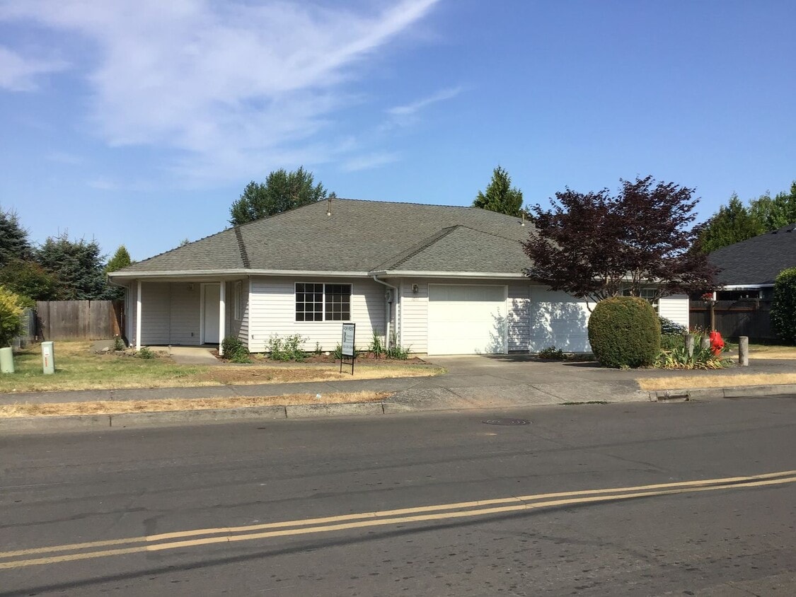 Primary Photo - Silverton Duplex #13146