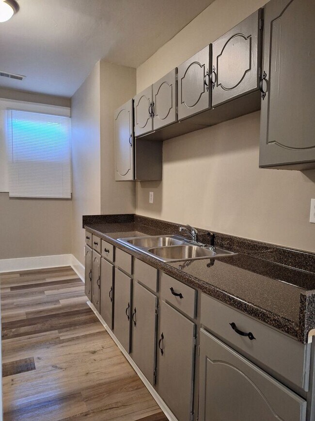 Foto del edificio - Newly Renovated 3 Bedroom 1 Bath | Open to Section 8 | Midtown - 1/2 OFF The First Month's Rent