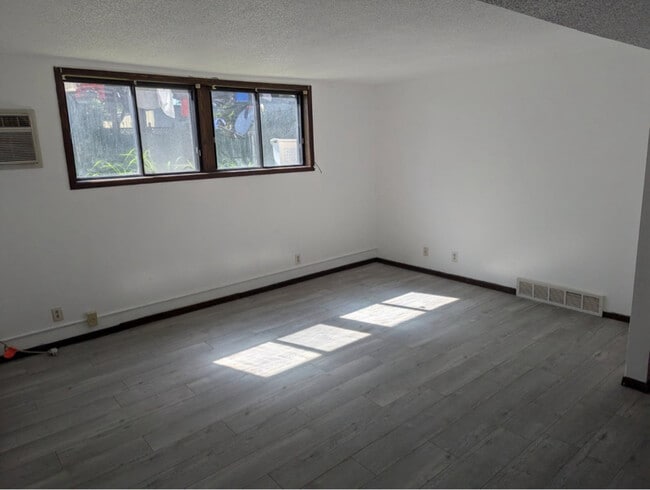 Building Photo - 909 7th St