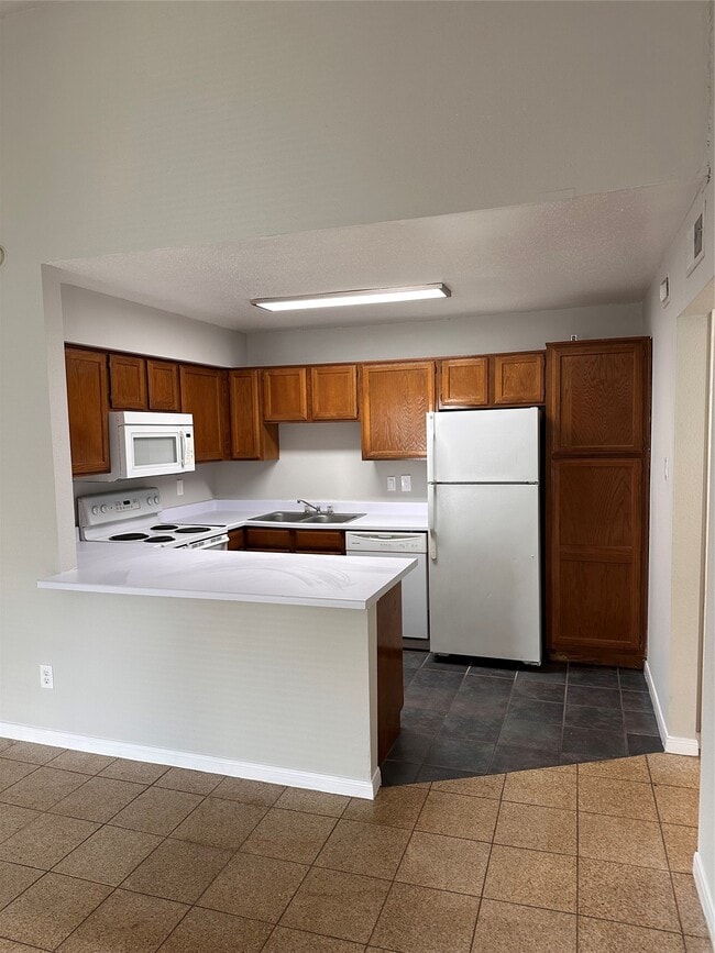 Building Photo - 3900 Woodchase Dr