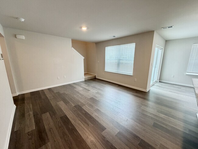 Building Photo - 633 Currant Cir