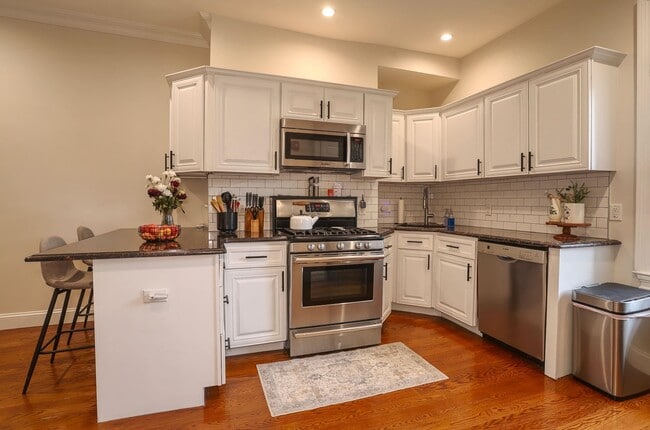 Building Photo - 403 Adams St