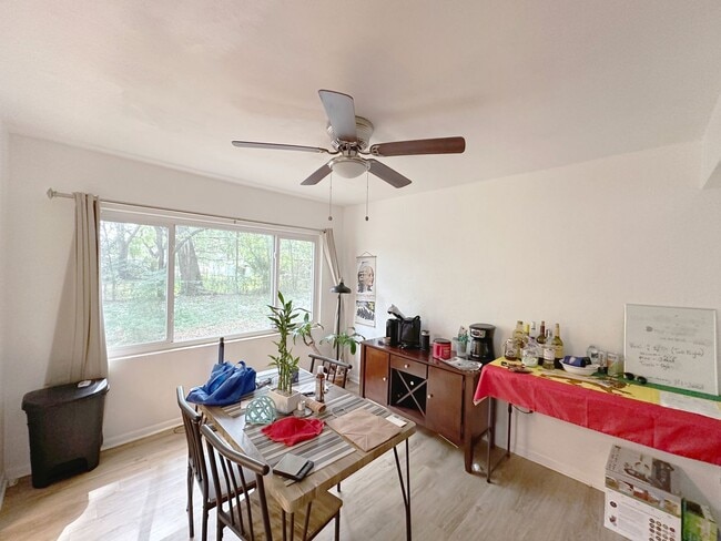 Foto del edificio - Beautiful, Renovated 4 Bedroom, 2 Bathroom...