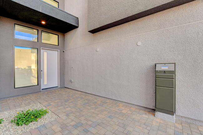 Building Photo - Mesa Ridge Luxury Oasis Feathertop