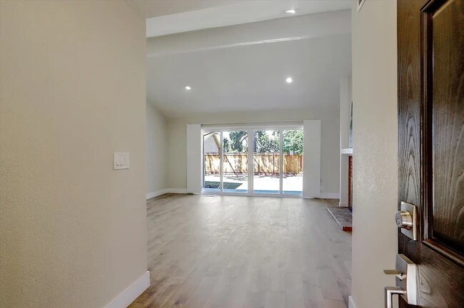 Foto del edificio - 4075 Beebe Cir