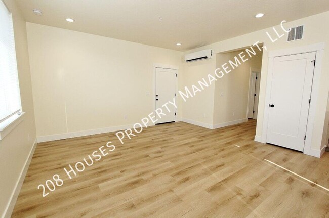 Building Photo - Immaculate Apartment *75% Off First Months...