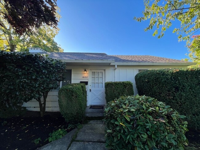 Building Photo - Lovely 2 Bed + 1 Bath Unit in Forest Grove...