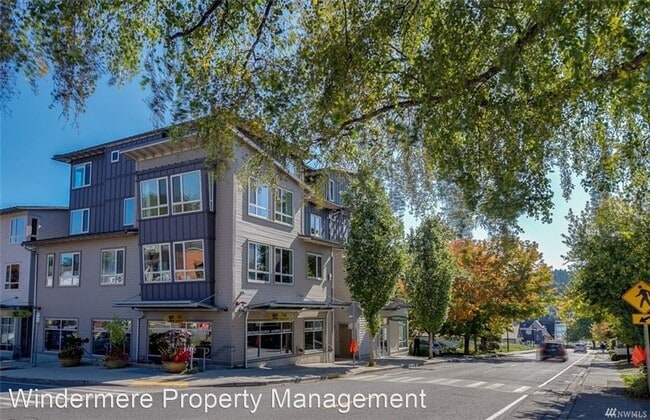 Building Photo - 123 Bjune Dr SE