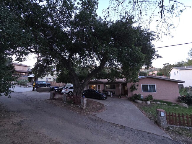 Foto del edificio - 3 Bedroom Home for Rent with RV Parking, Rock Views & Large Lot