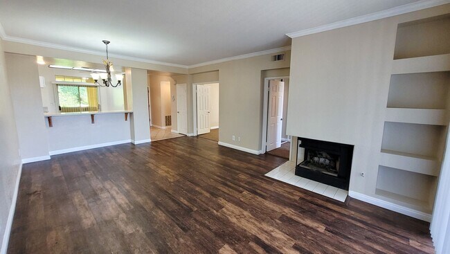 Foto del edificio - Gated 2 Bed 2 Bath + Den/Office with Commu...