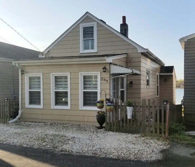Building Photo - 269 Riverside St