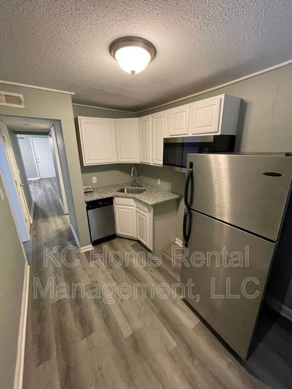 Building Photo - 1108 W 41st Terrace