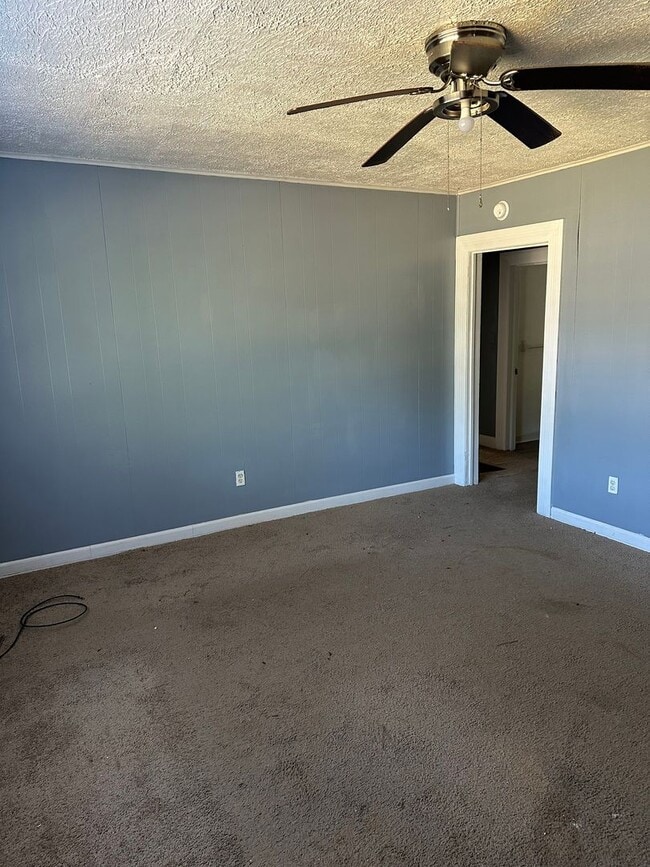 Building Photo - 1915 Shady Ln Dr