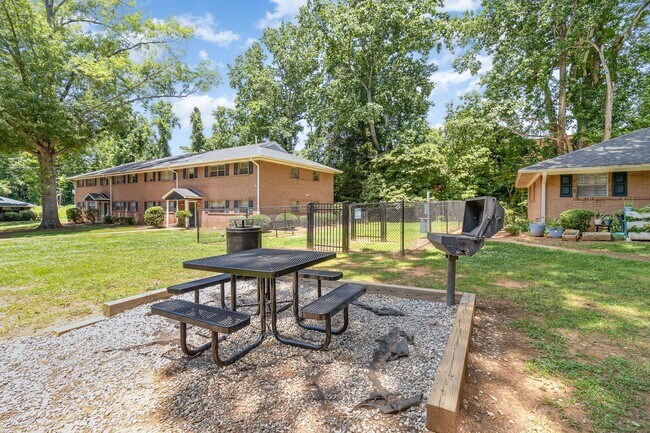 Building Photo - Spacious Studio at Fairlawn Drive