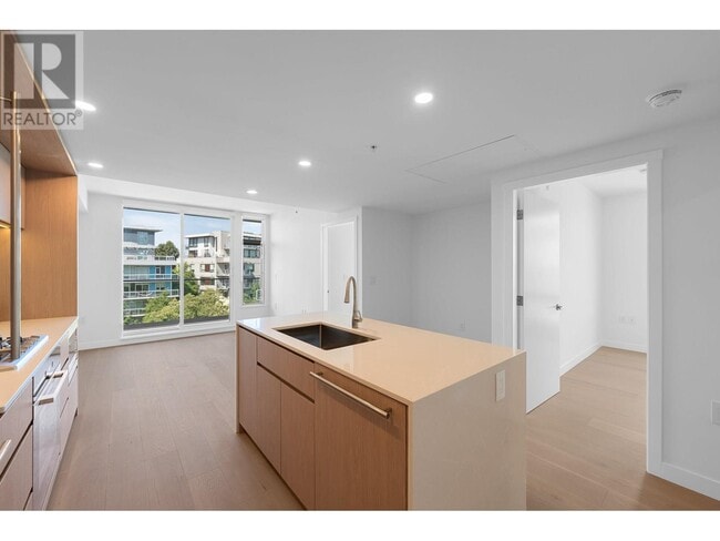 Building Photo - 5212-5212 Cambie Rd