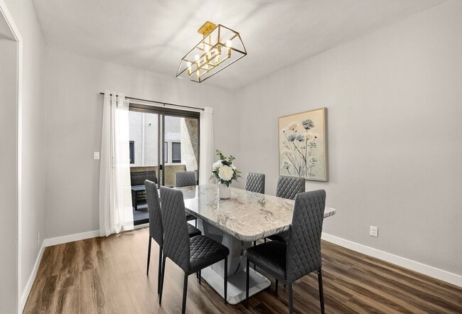 Foto del edificio - 6540 Hayvenhurst Ave