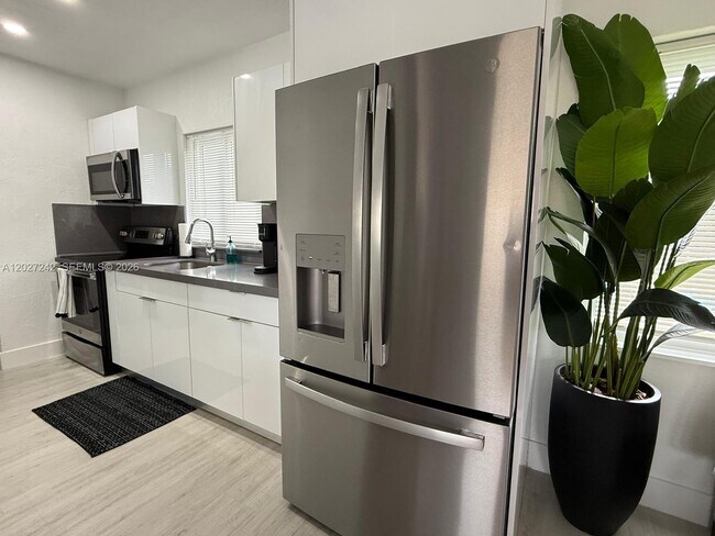 Foto del edificio - 6825 NW 5th Ct