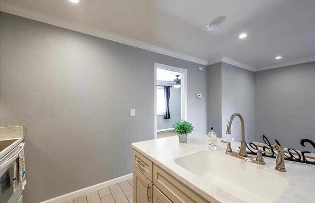 Building Photo - 2023 Castlebury Dr