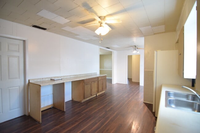 Building Photo - 218 W Mesquite Ave