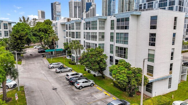 Foto del edificio - 17620 Atlantic Blvd