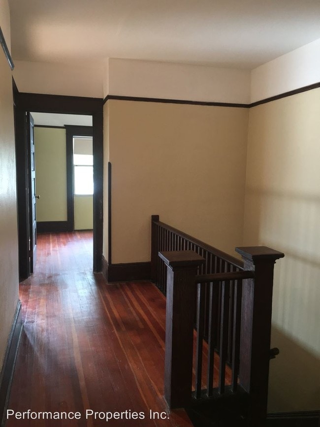 Building Photo - 2032 SE 11th Ave